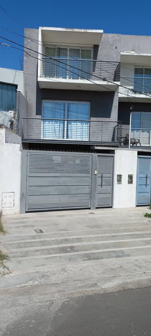 EN VENTA  TRIPLEX EN EL INGRESO AL THOMPSON.