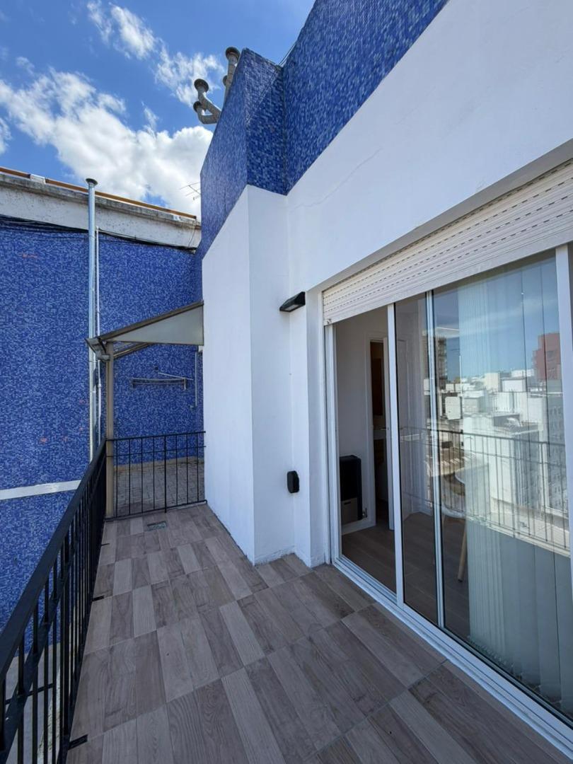 Departamento de 1 ambiente a la calle con balcón terraza