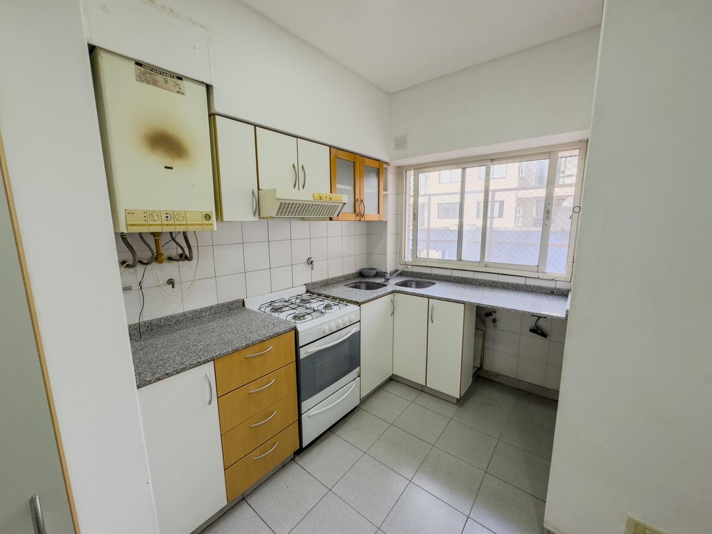 Reconquista 100, Piso 2