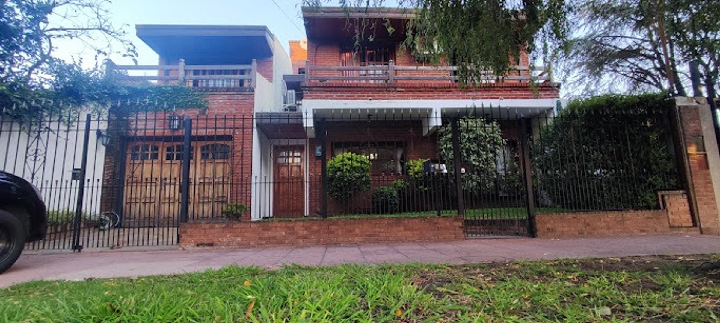 RETASADO  Excelente chalet 4 ambientes, quincho y parque.