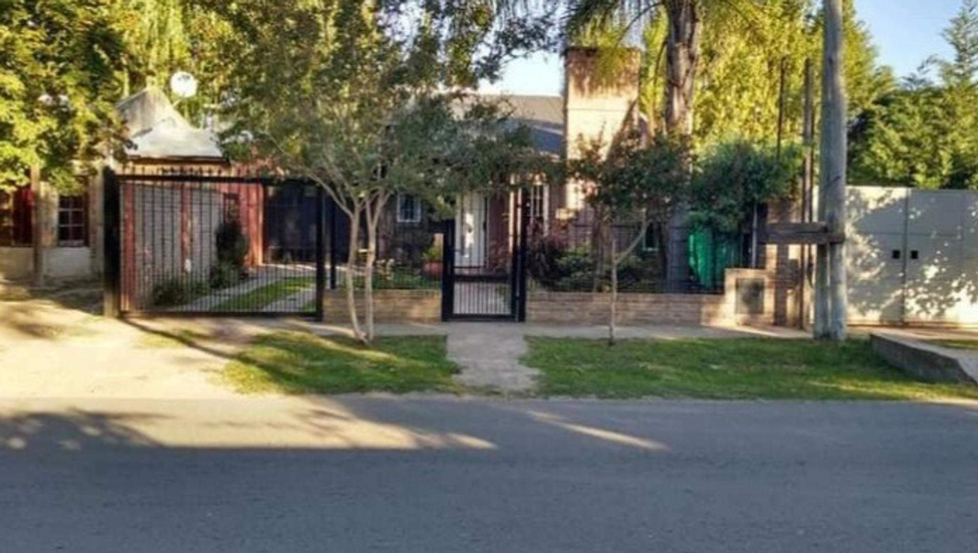 Casa en Venta con 3 cocheras