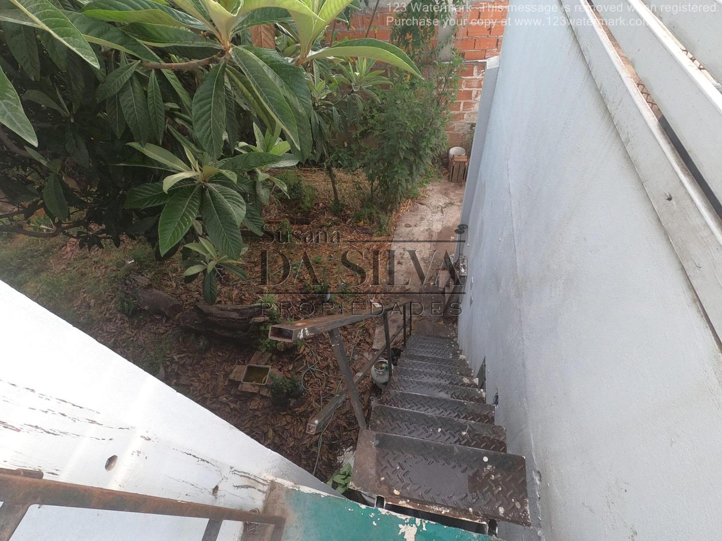 Casa con Local cerca de Au Pte Perón. Bo San Luis, M. Acosta