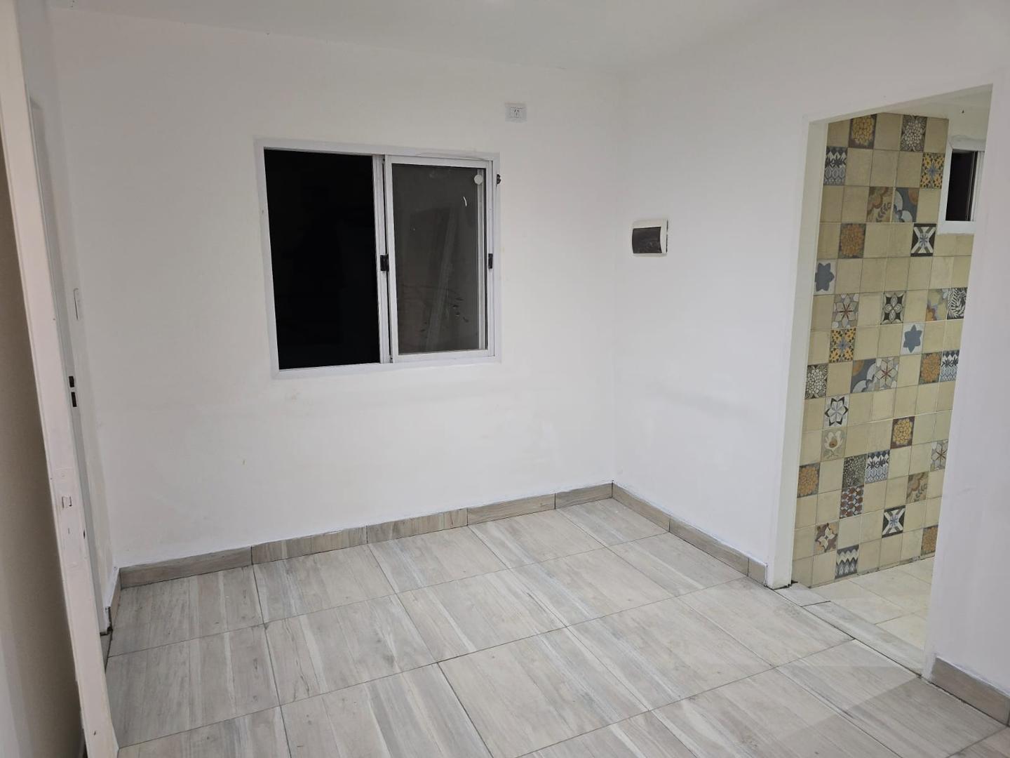 Llavallol 265 , Piso pb