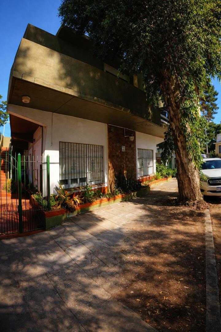 Departamento 2 ambientes, patio y parrilla