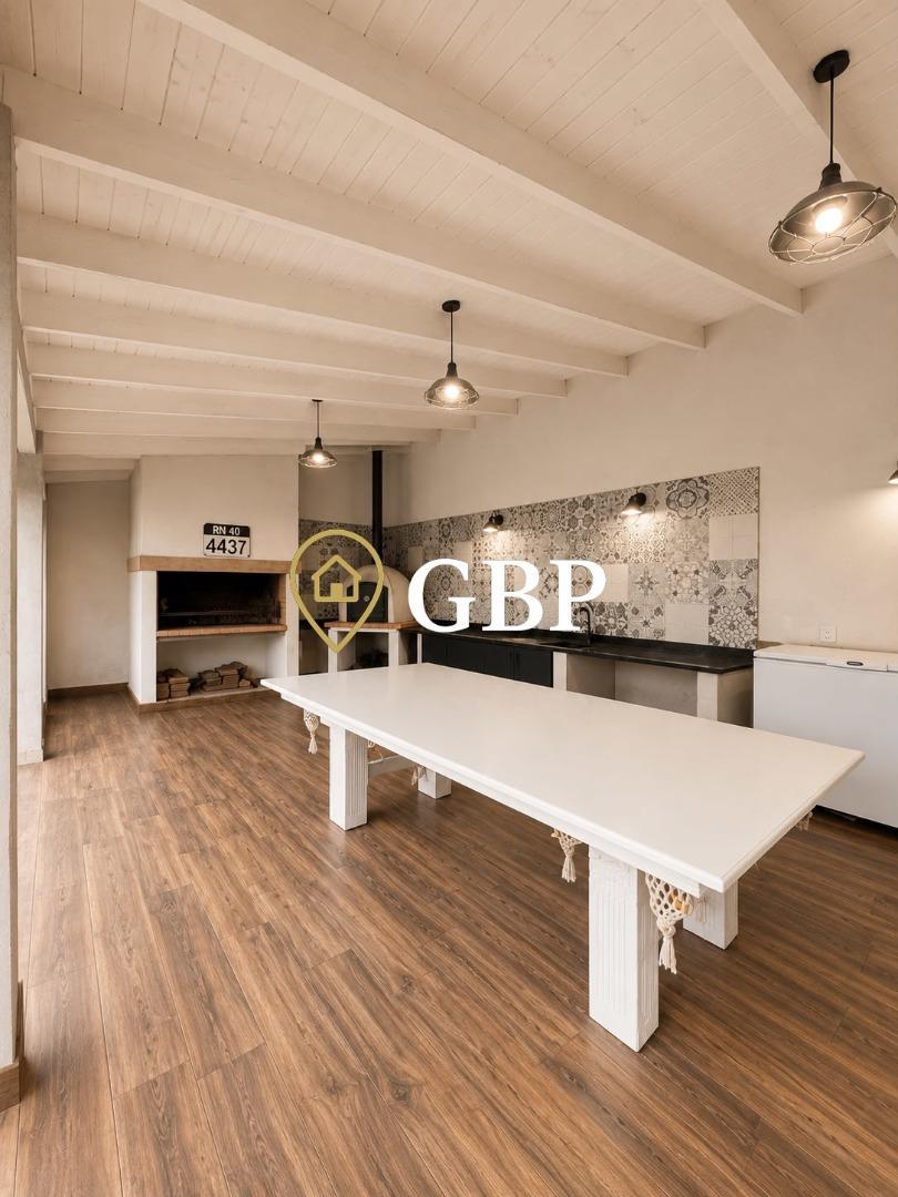 Casa en Alquiler con 3 cocheras
