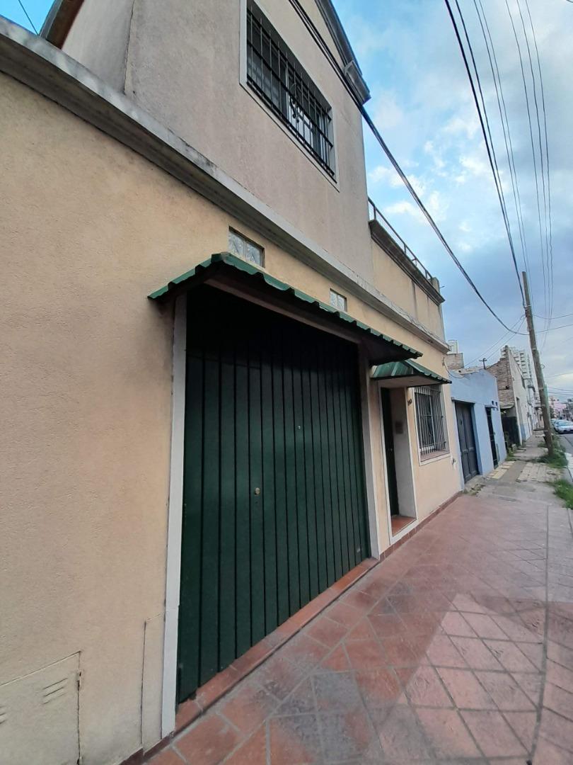 EXCELENTE CASA CON PATIO,TERRAZA,PARRILLA Y GARAGE.