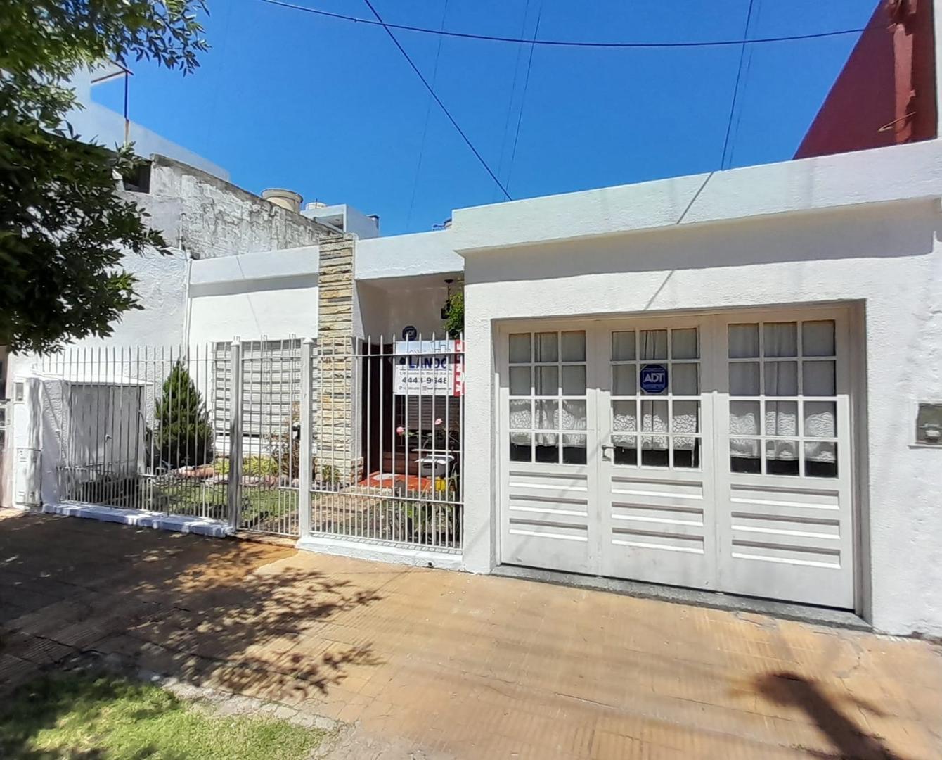 CASA EN VENTA FONDO LIBRE Y COCHERA - APTO CREDITO