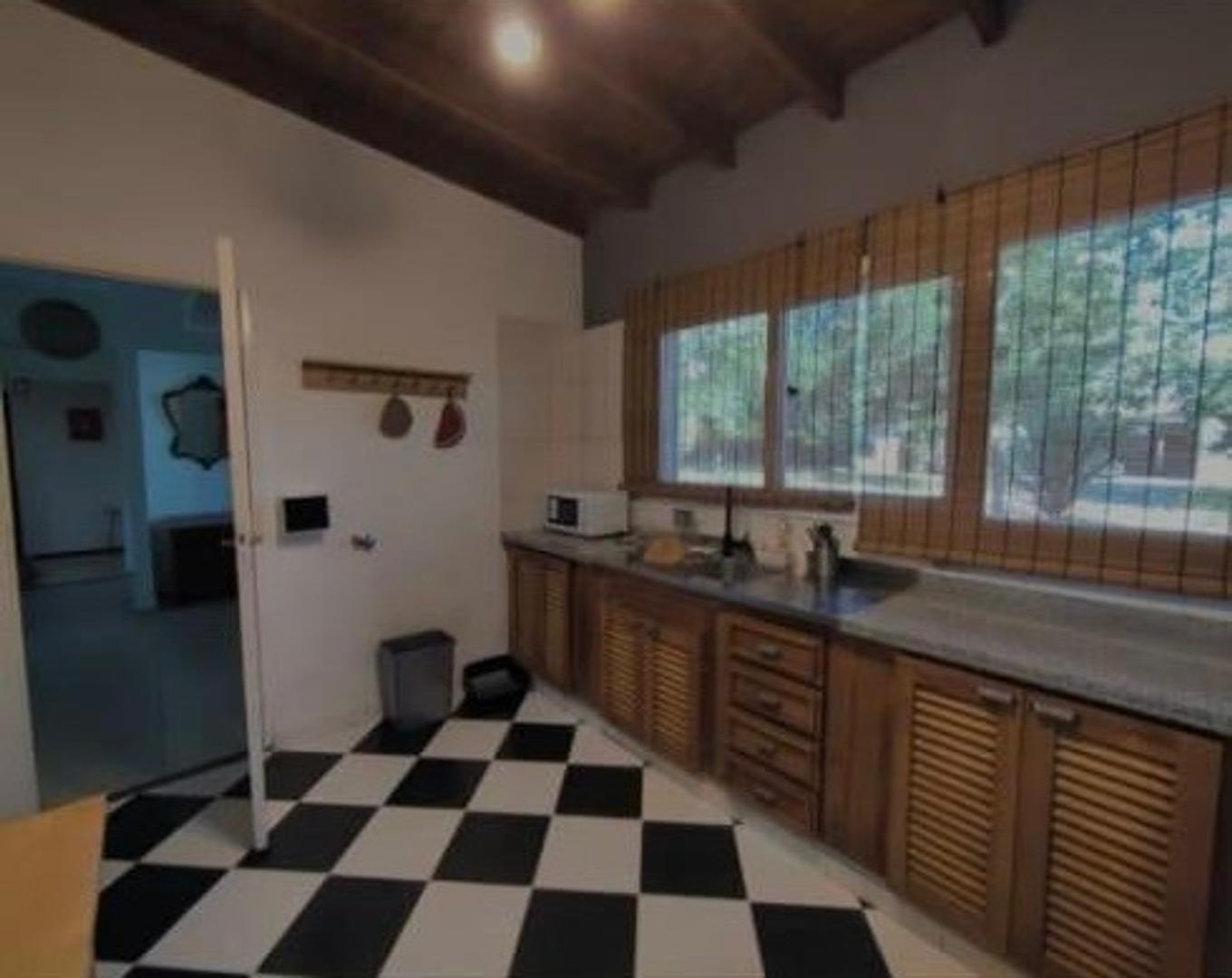 Casa 4 ambientes con 2 baños