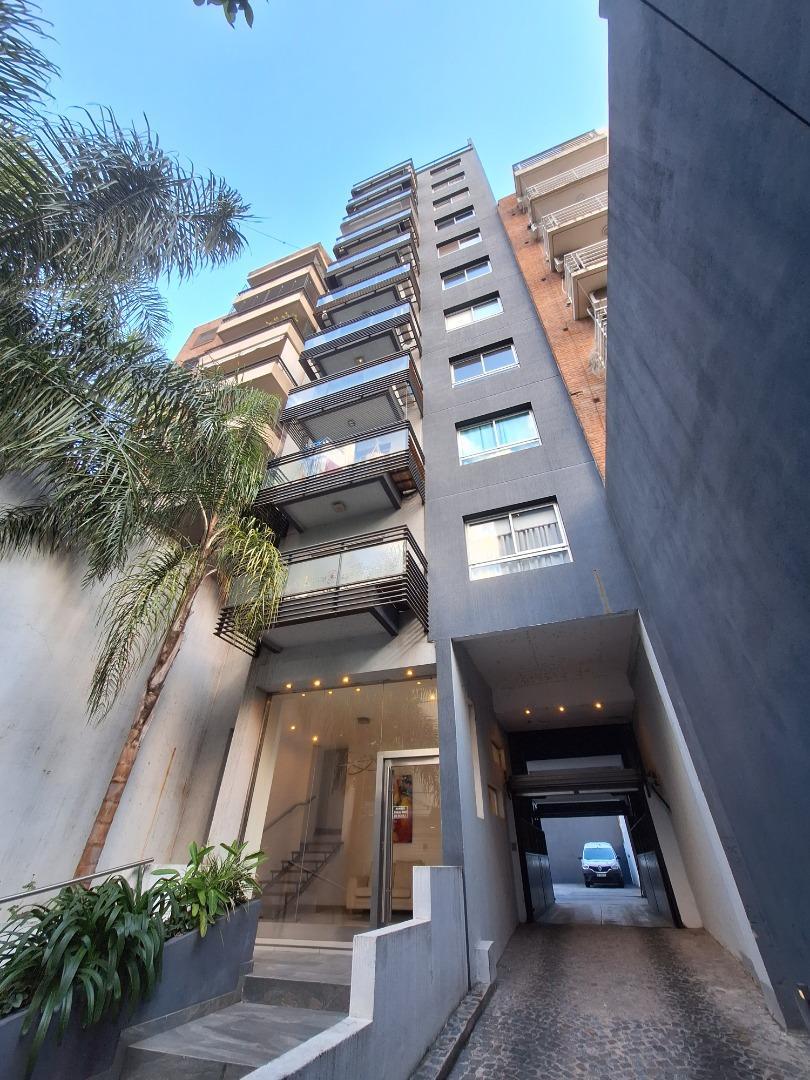 Venta. Semipiso 2 amb. c/ cochera zona Plaza Conesa.