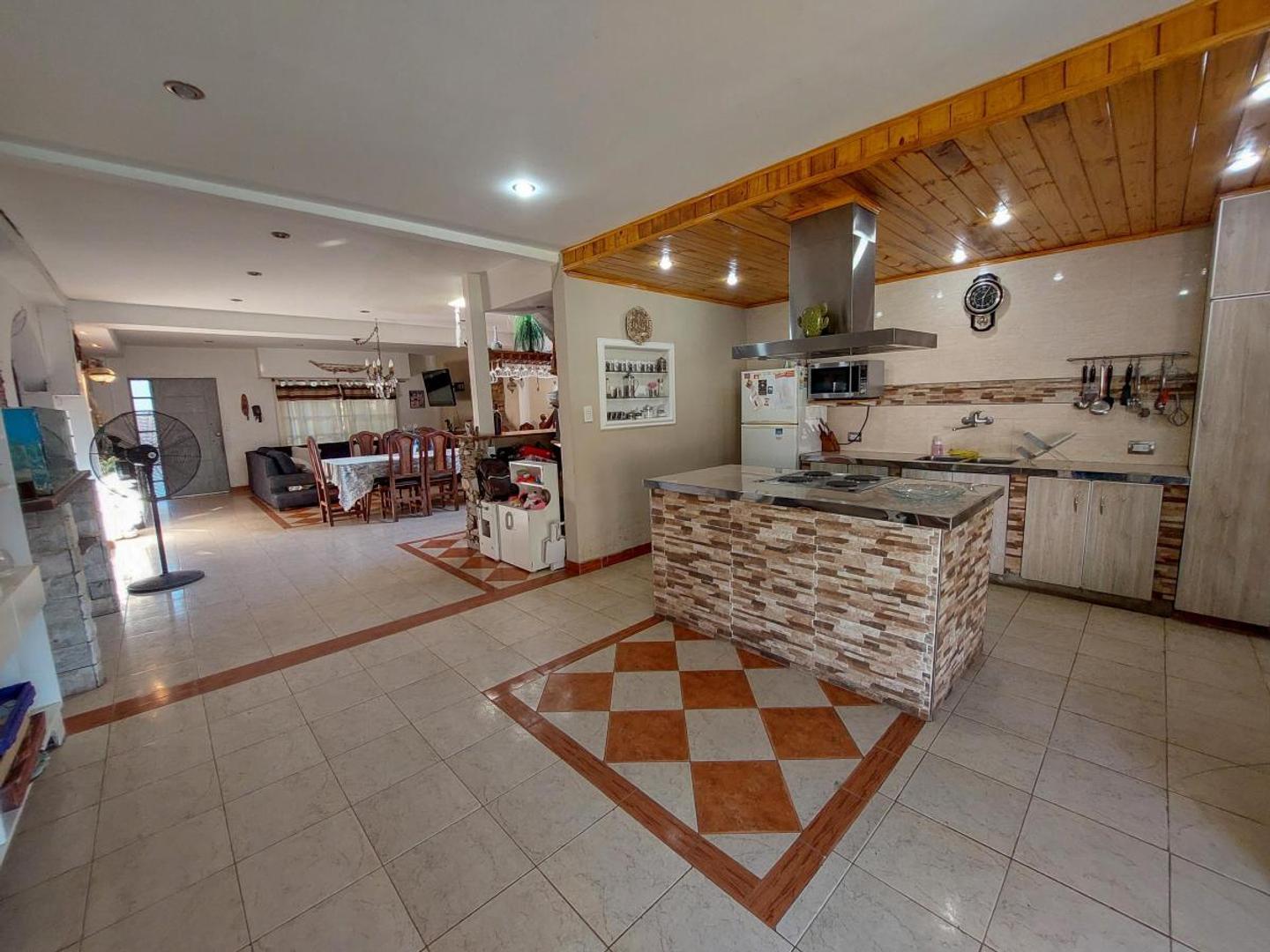 Casa en Venta con 3 cocheras
