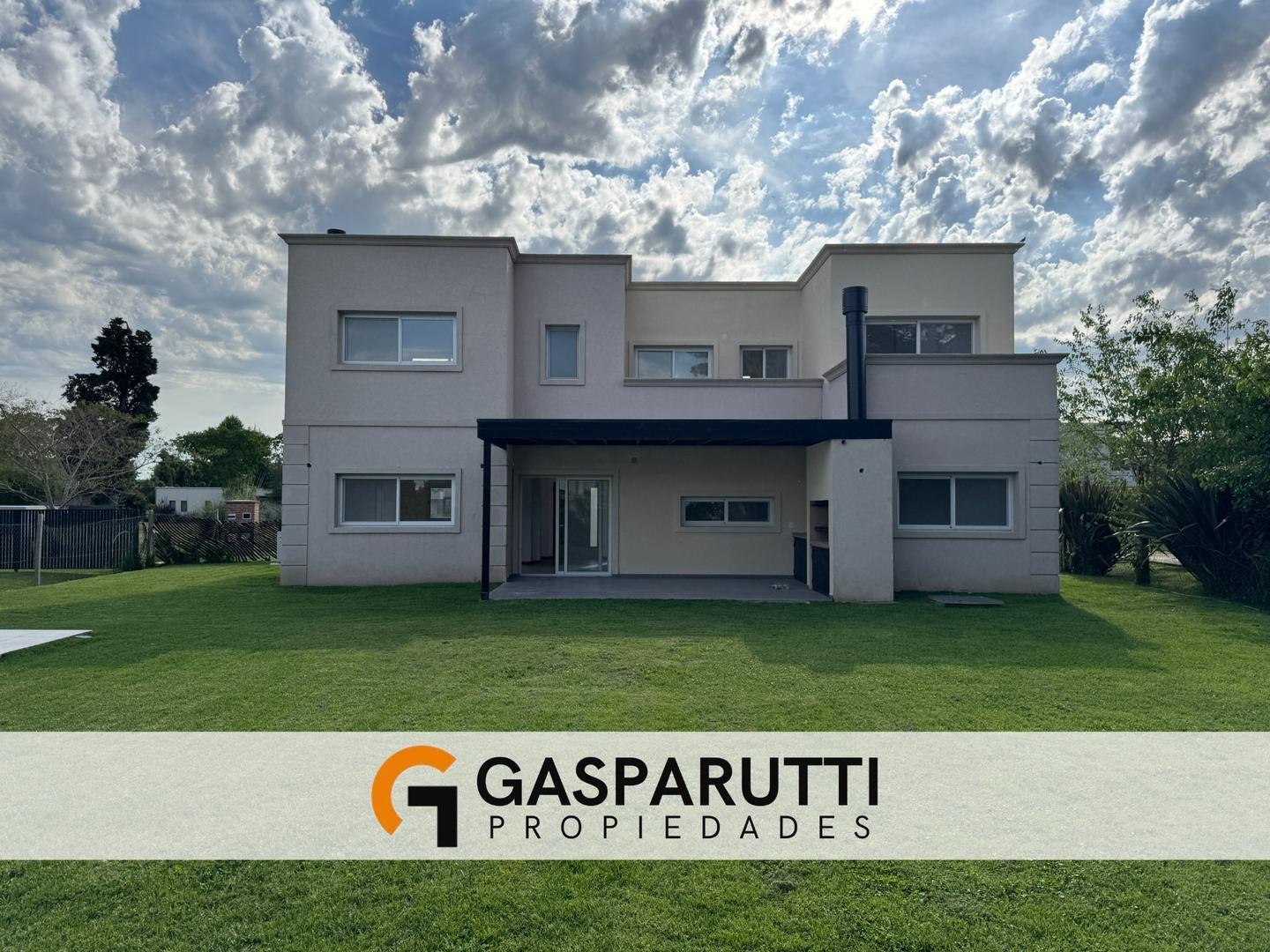 Casa en Venta con 4 cocheras