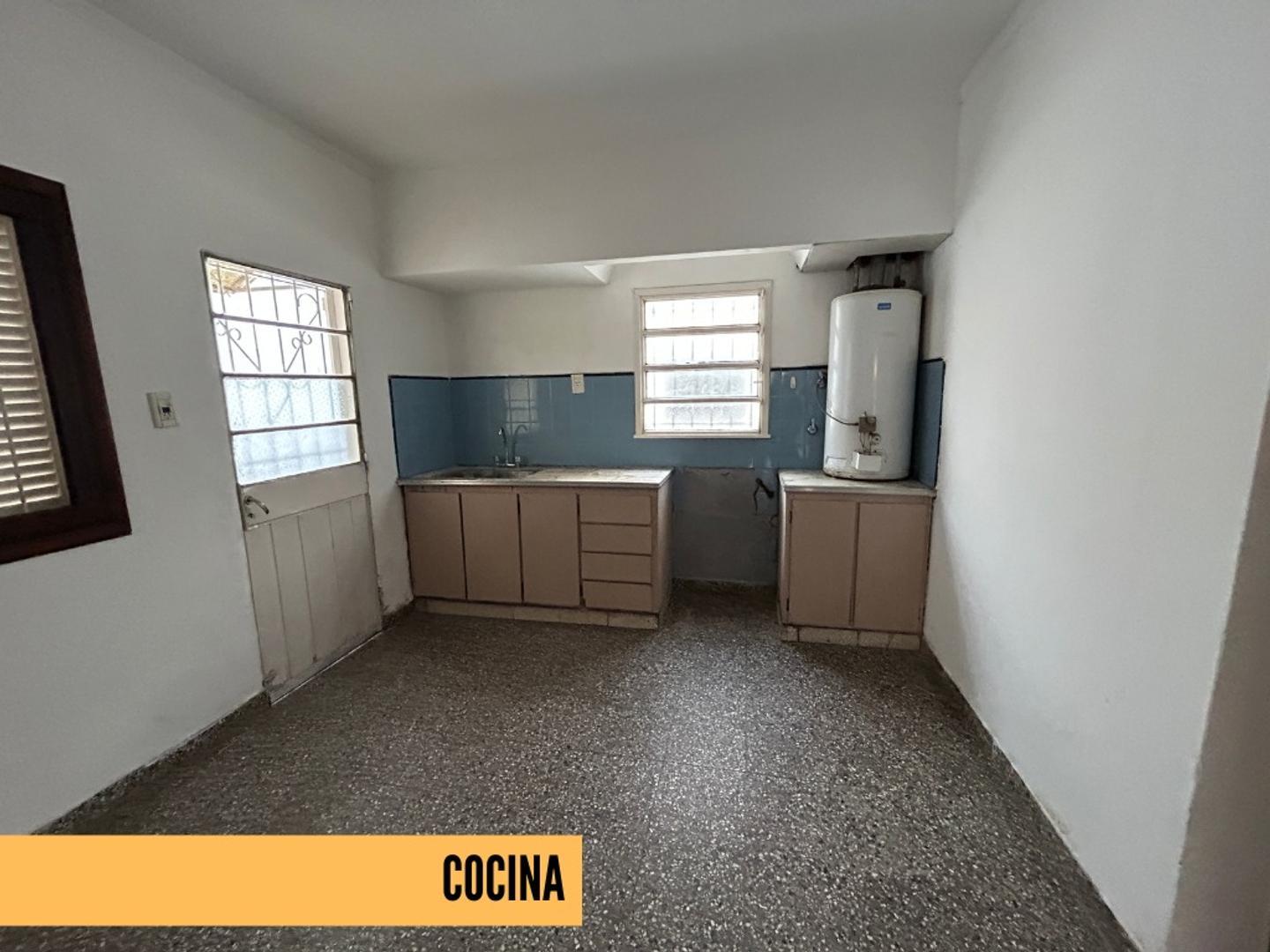CASA EN VENTA | 1 DORMITORIO | MONTIEL 1000