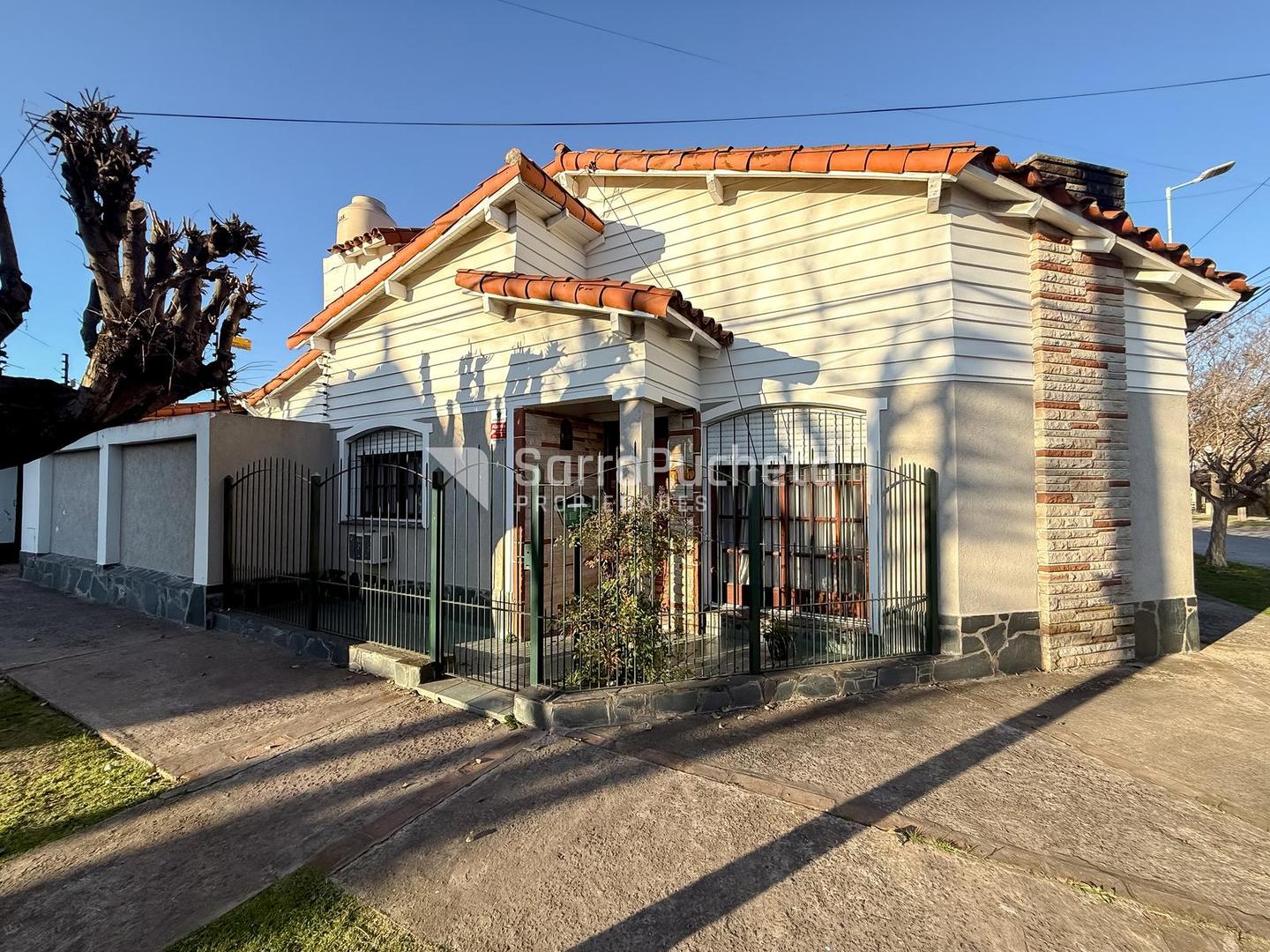 Venta Casa Lote Propio en Esquina de 3 ambientes con cochera y patio en Haedo.