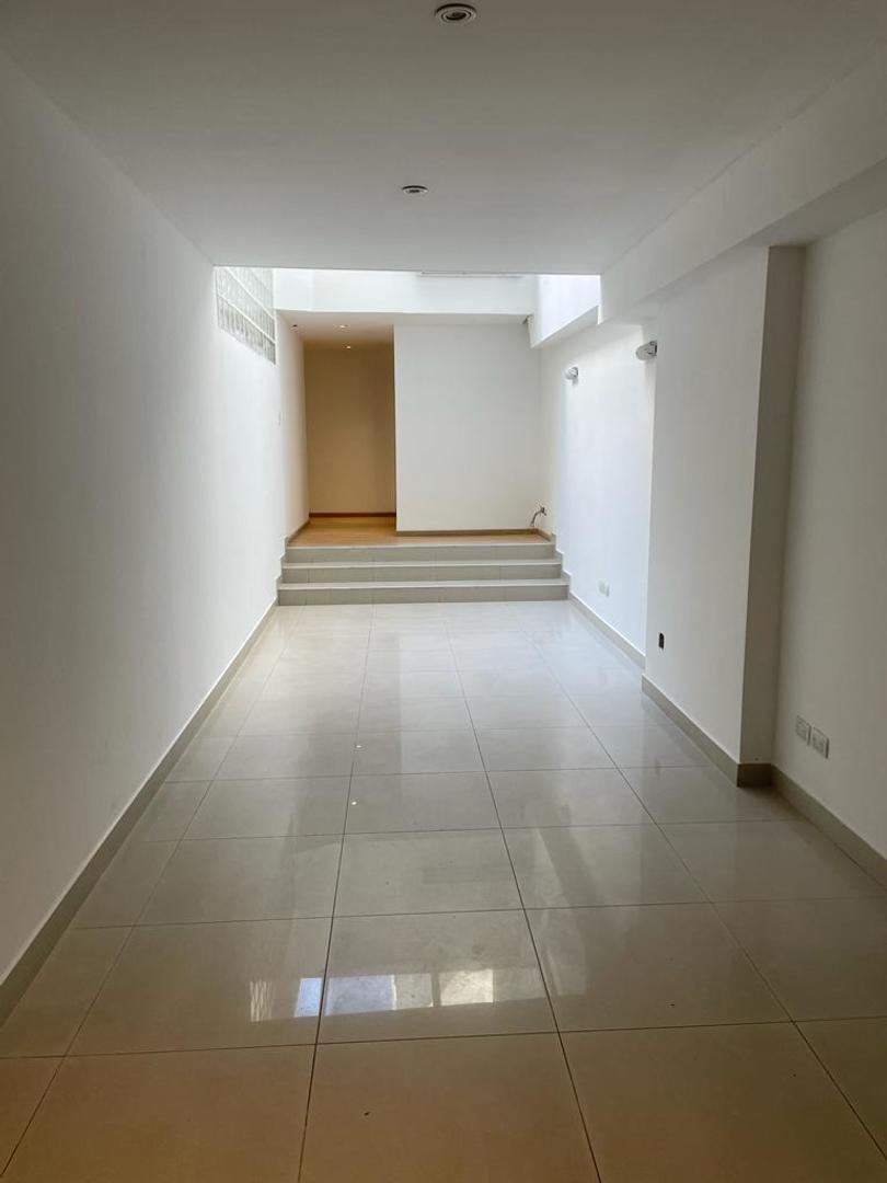 Gran Oficina en Venta en Edificio Moderno con 2 cocheras