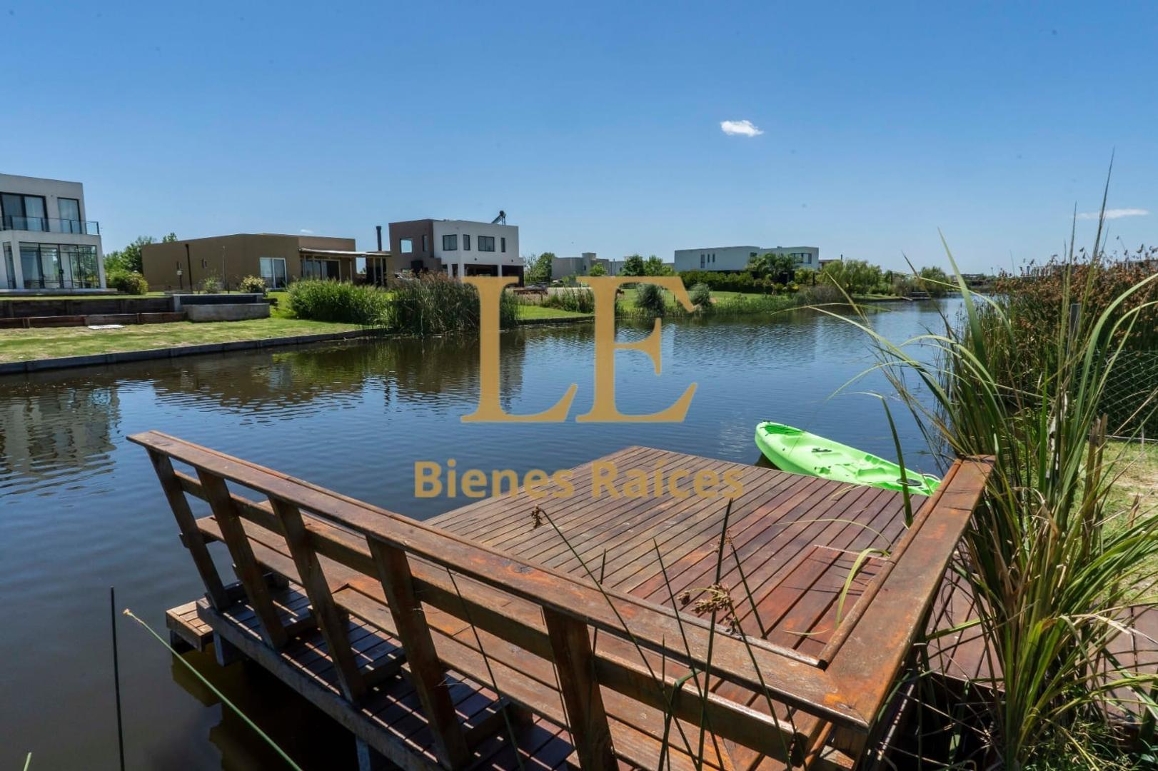 Casa en Venta con 4 cocheras