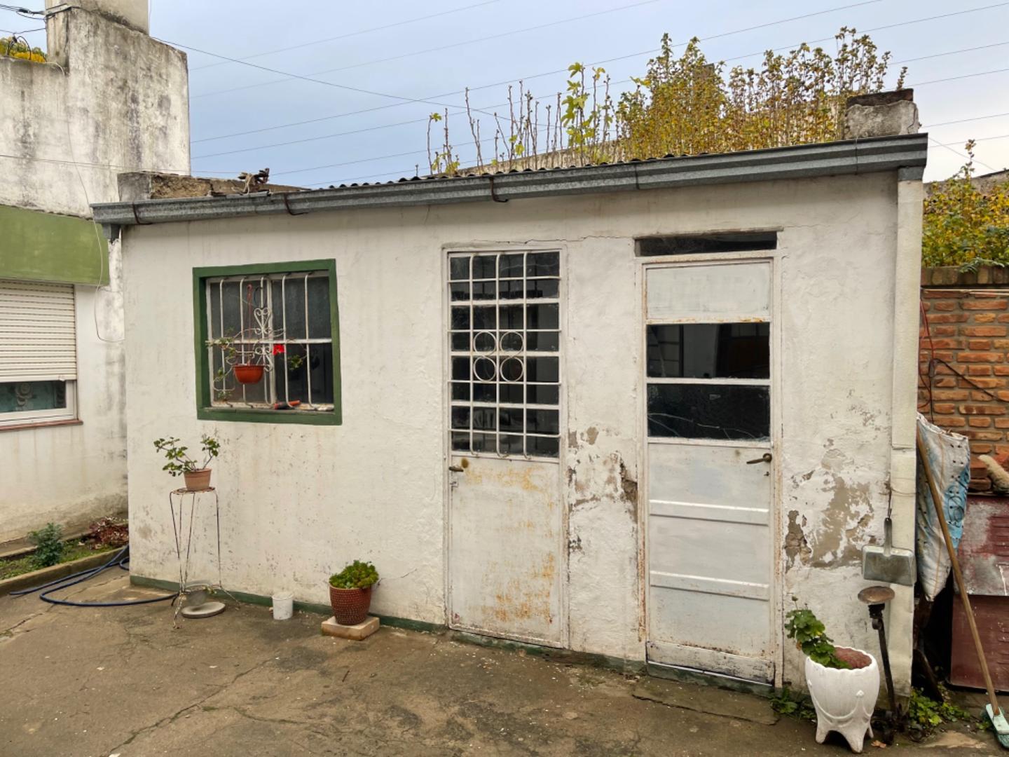 Casa tres dormitorios con patio