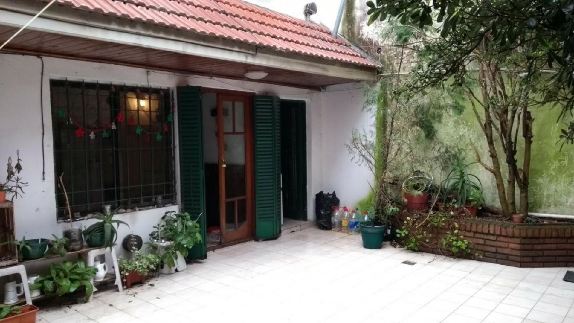 CHALET 4 AMBIENTES CON PATIO AMPLIO