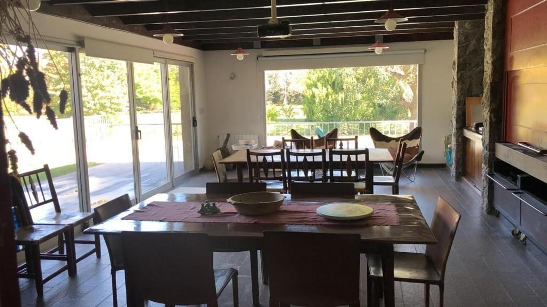 Casa en Venta con 2 cocheras