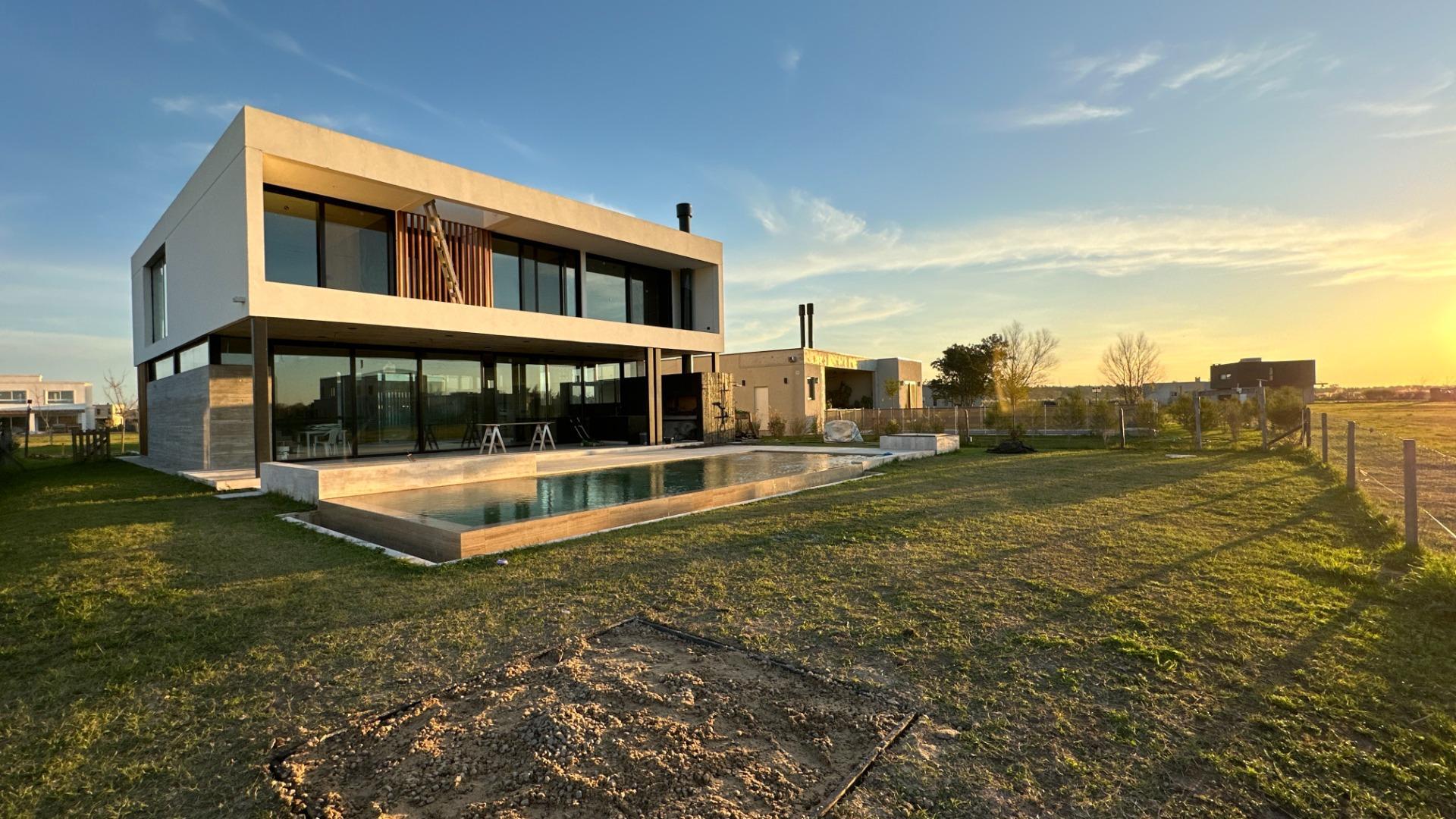 Casa en Venta con 2 cocheras