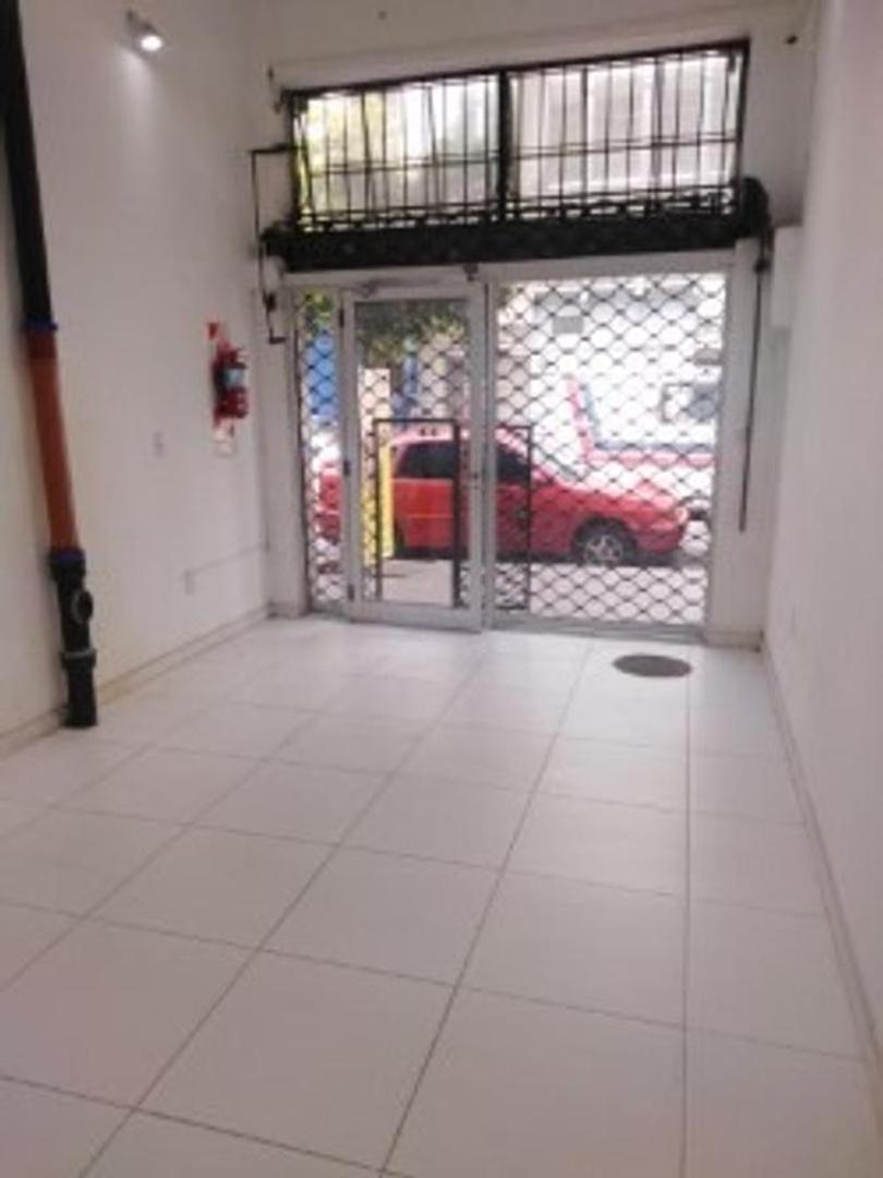 VENTA  LOCAL  AL FRENTE . ECUADOR 400