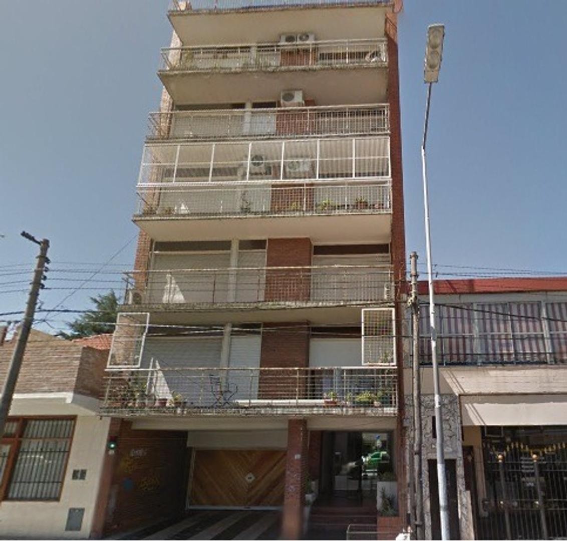 San Martín centro. Depto. 3 amb. c/balcón, patio y cochera