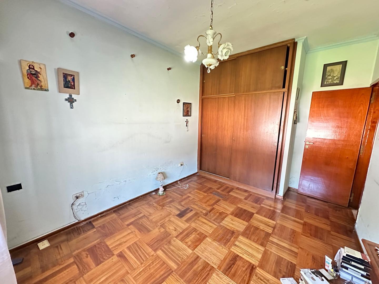 Casa 5 ambientes c/departamento, jardin quincho y parrilla