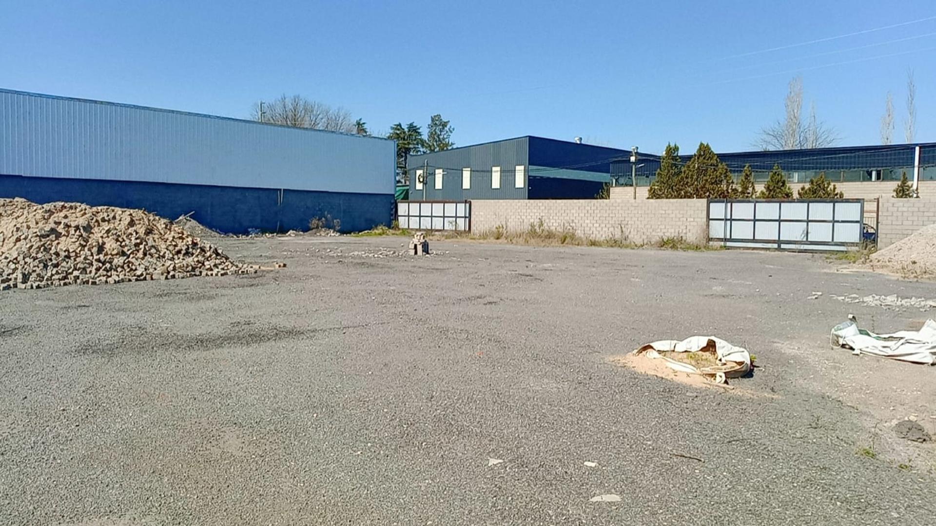 terreno con importantes mejoras a 100 mts del acceso oeste