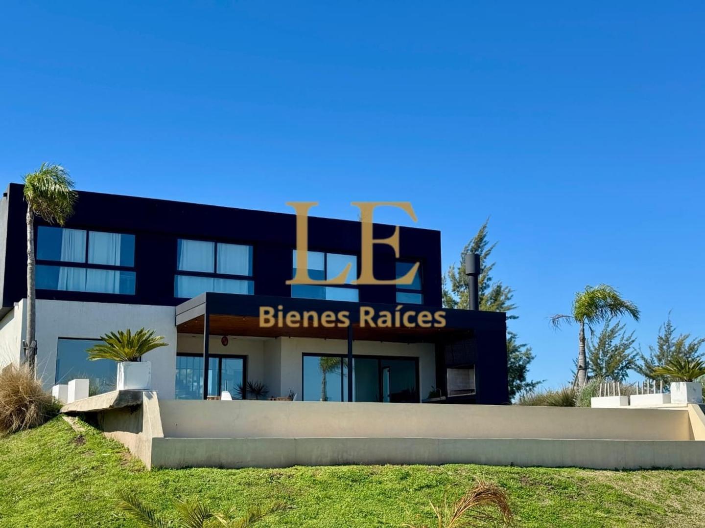 Casa 5 ambientes con 4 baños