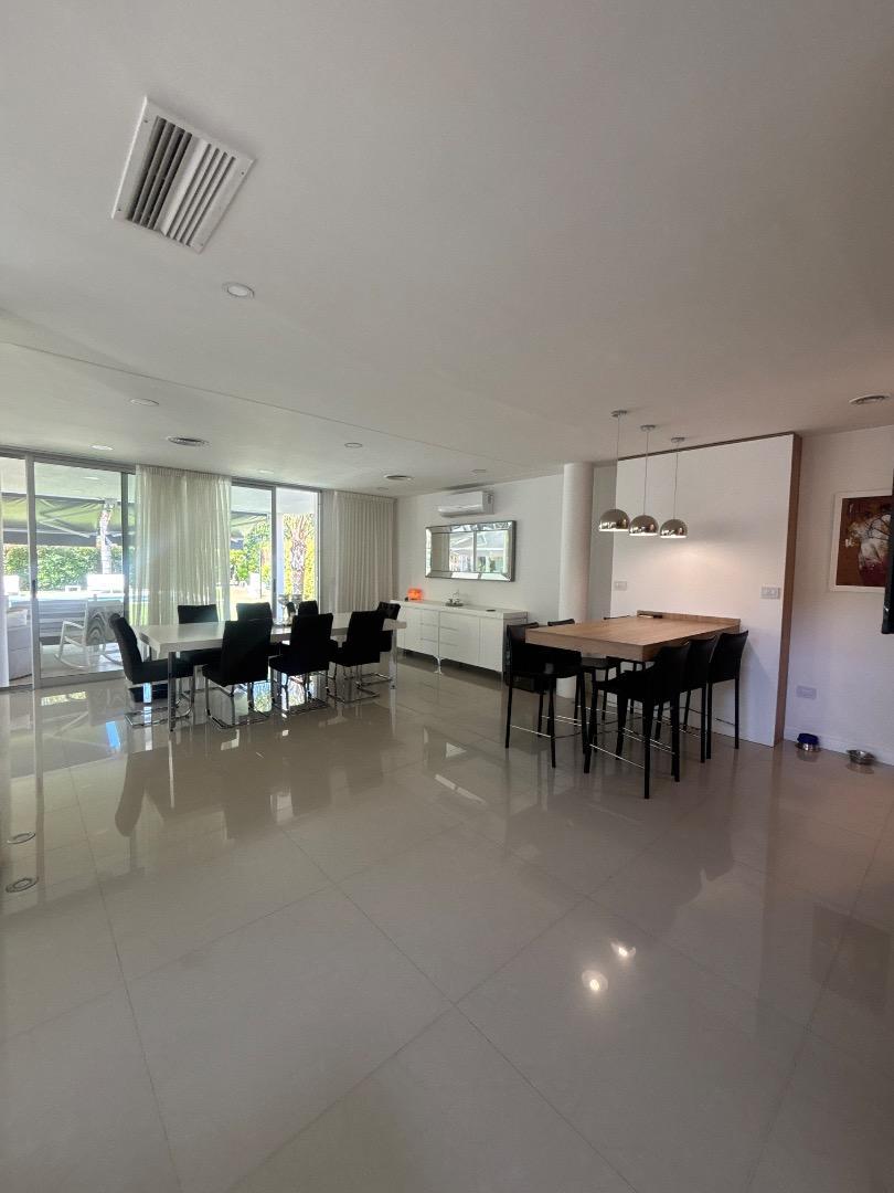 Casa en Venta con 5 cocheras