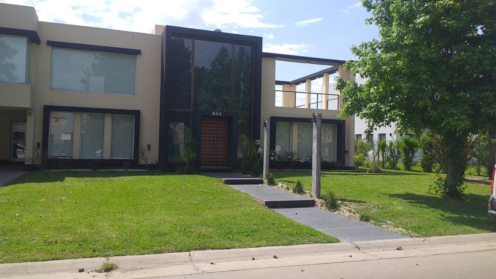 Casa en Alquiler con 3 cocheras