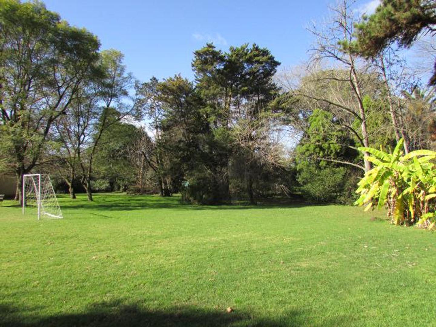 Gran lote en espectacular arboleda en el Barrio Los Nogales