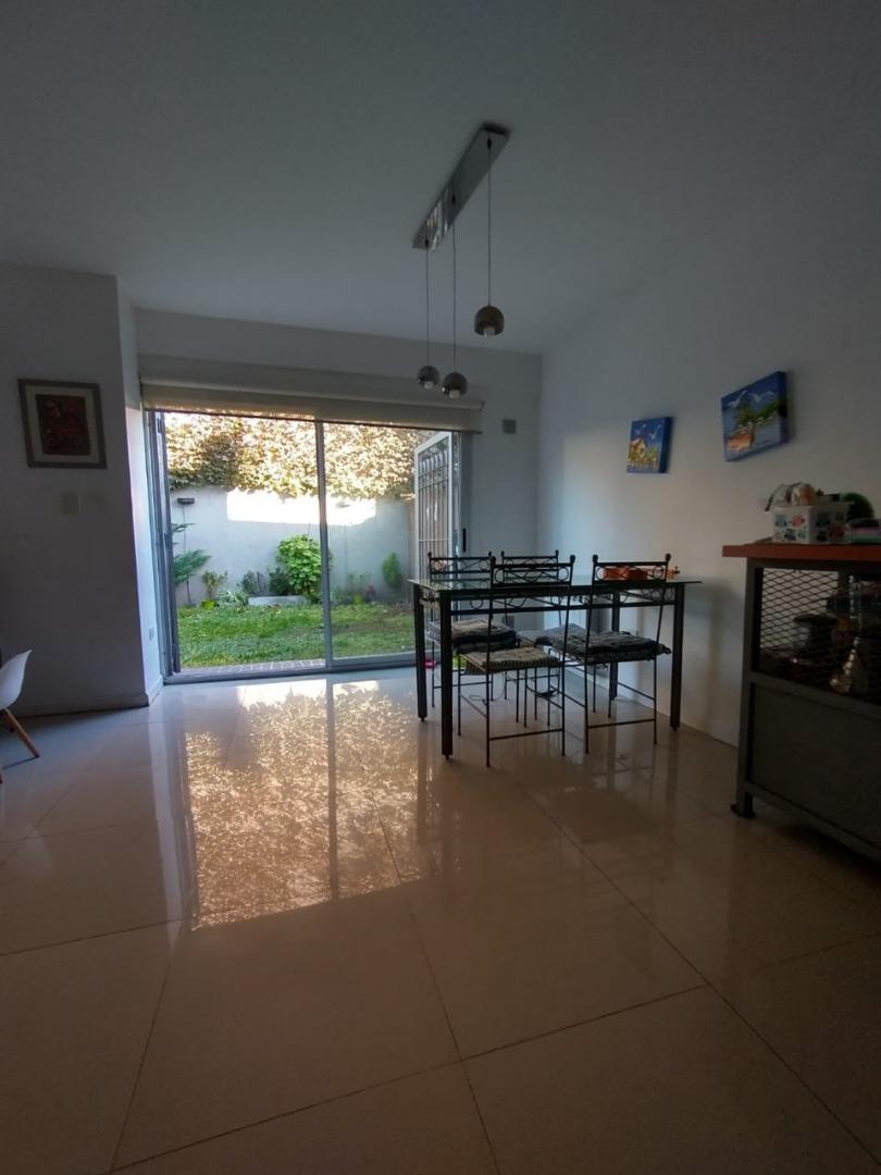 DUPLEX 4 AMBIENTES CON FONDO LIBRE Y COCHERA DOBLE