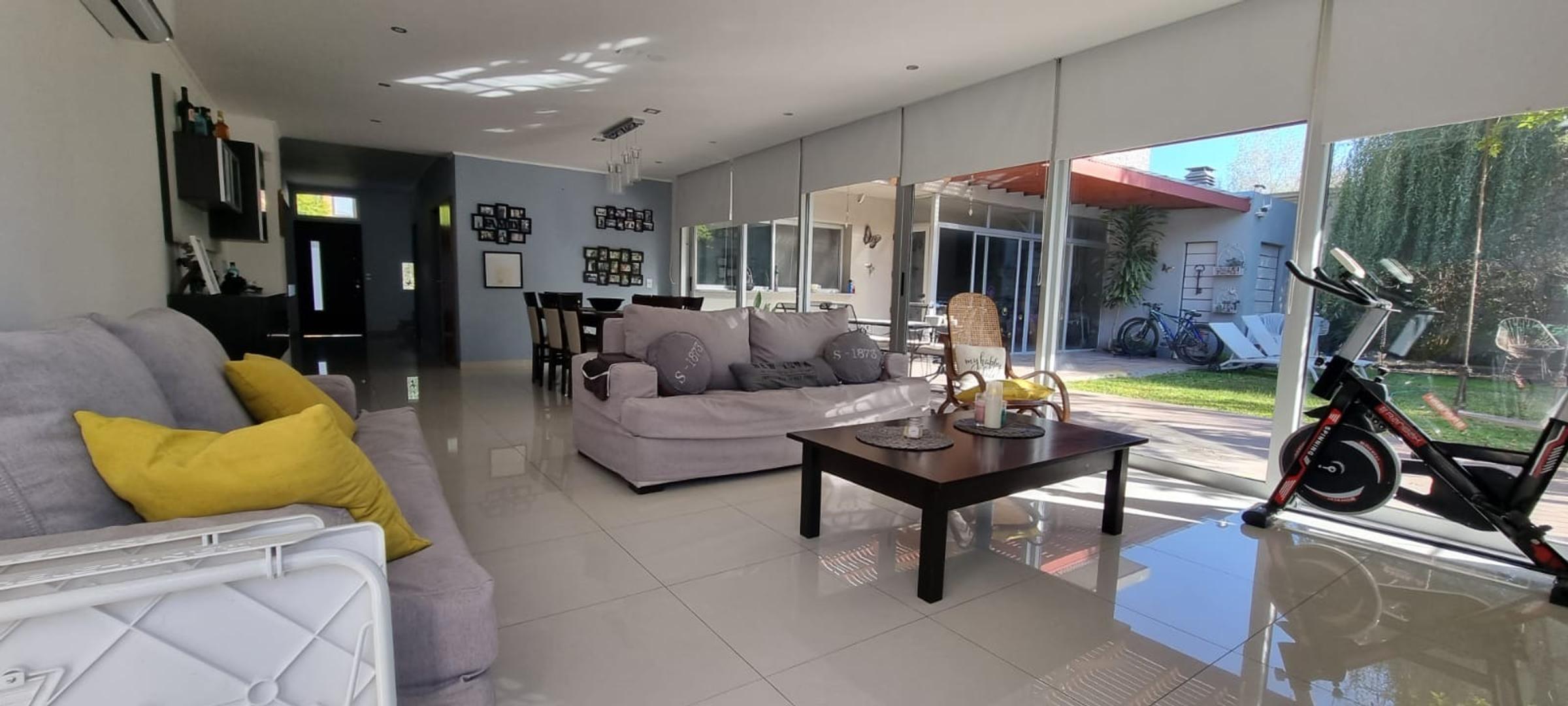 MODERNA CASA EN WESTON