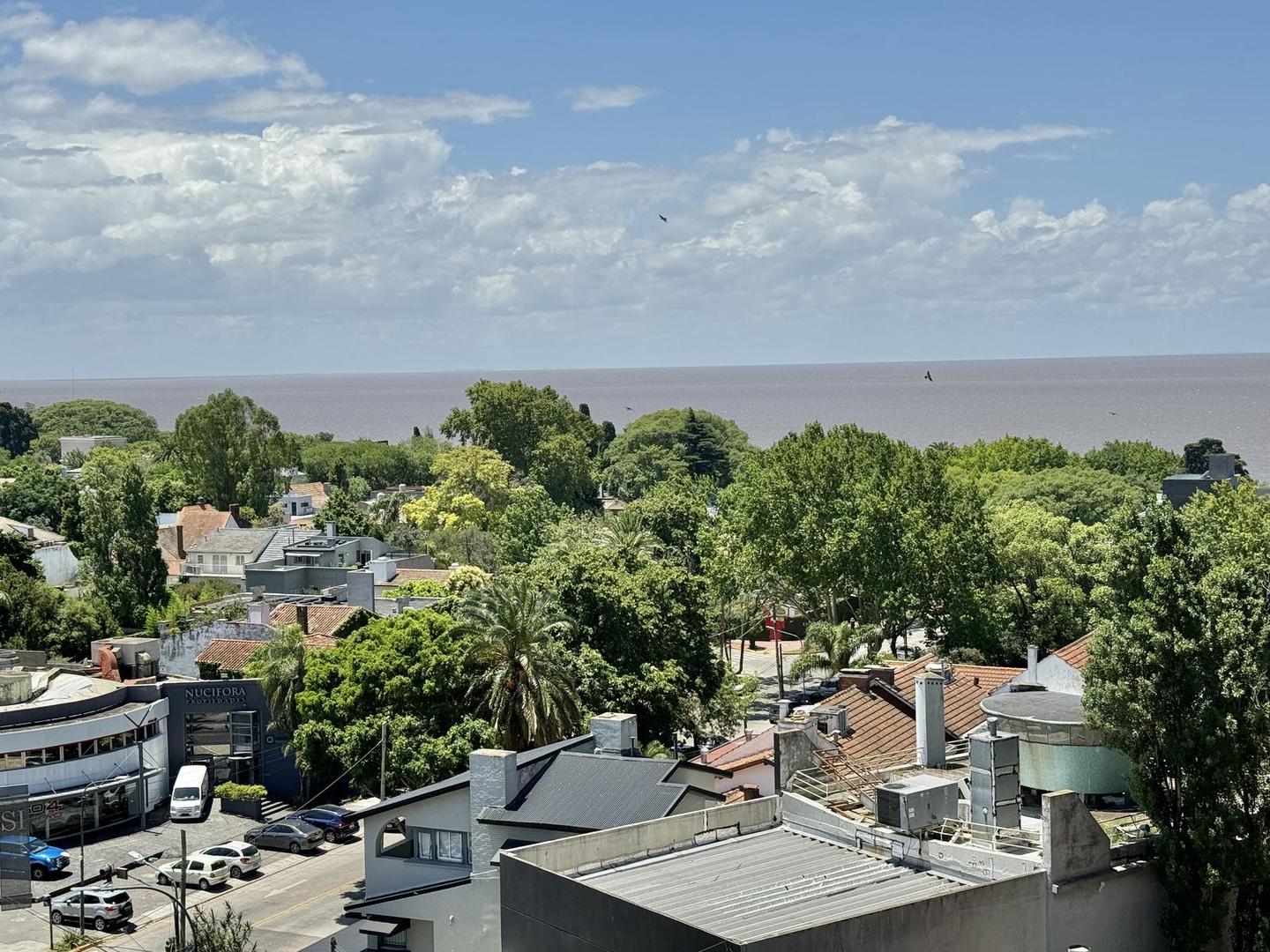 Luminoso semipiso en alquiler con vista al Río sobre Av. Libertador en La Lucila, Vicente López.