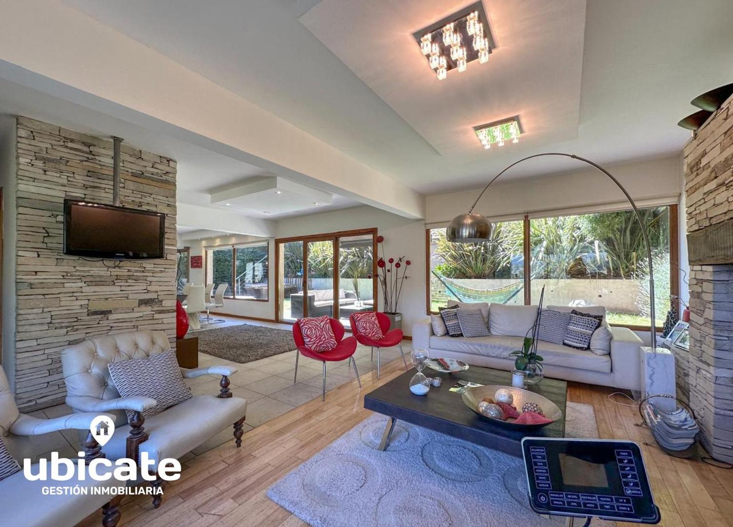 Casa en Venta con 2 cocheras