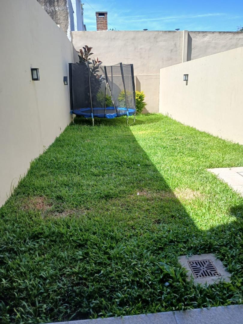 Casa en Alquiler con 2 cocheras