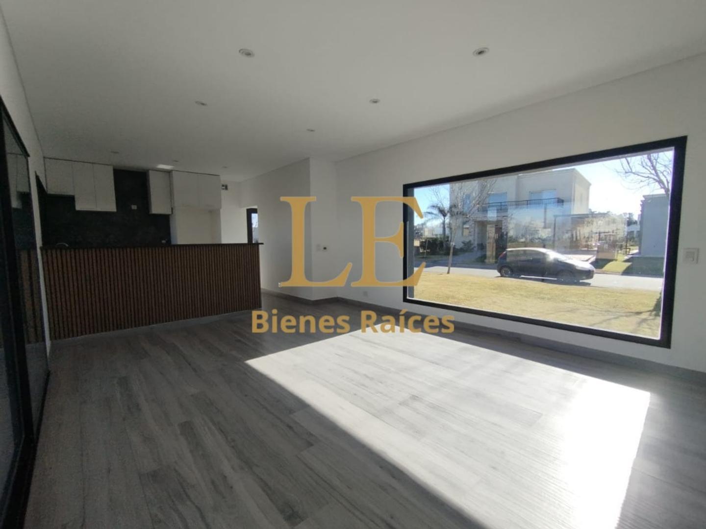 Casa en Venta con 4 cocheras