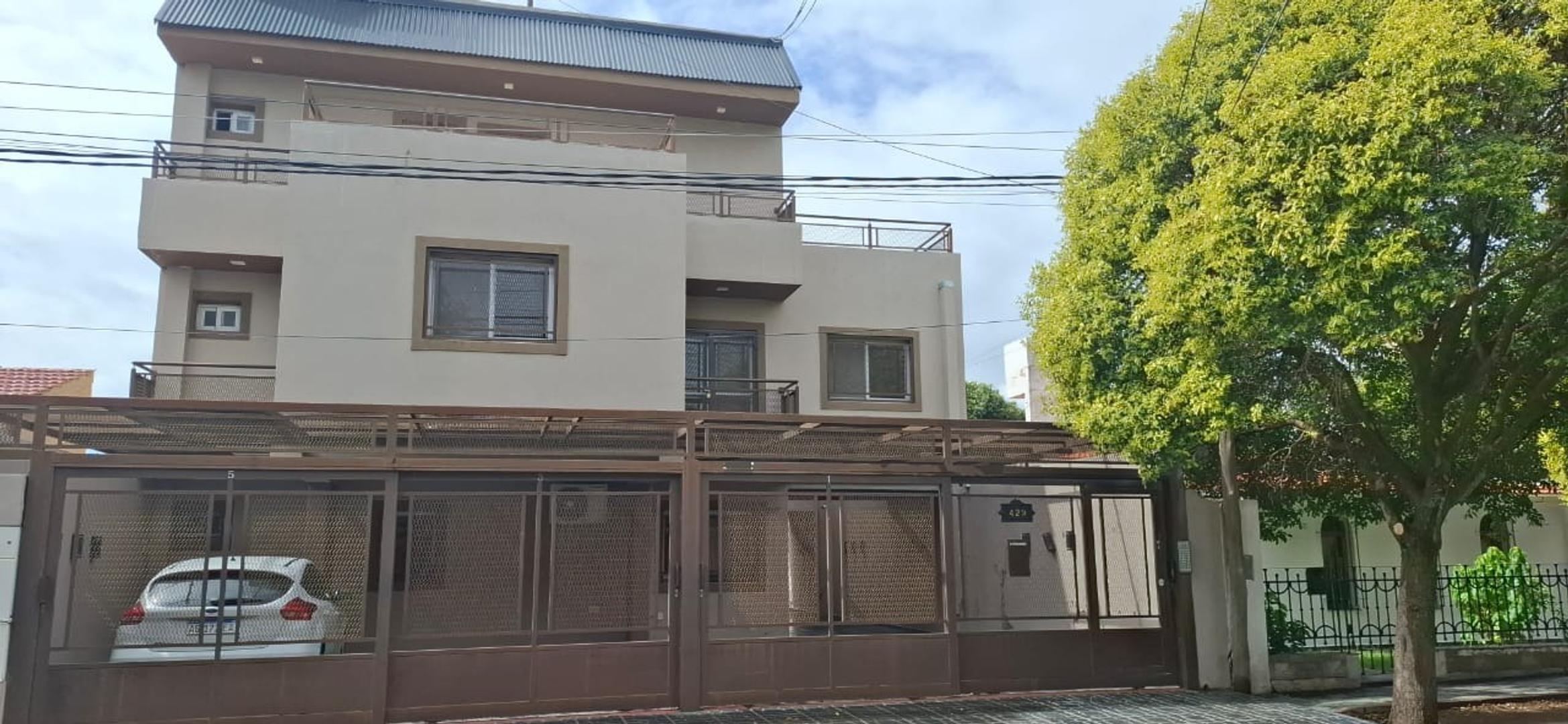 Depto de 2 dorm, cochera. Zona Ex Policlinico. Impecable