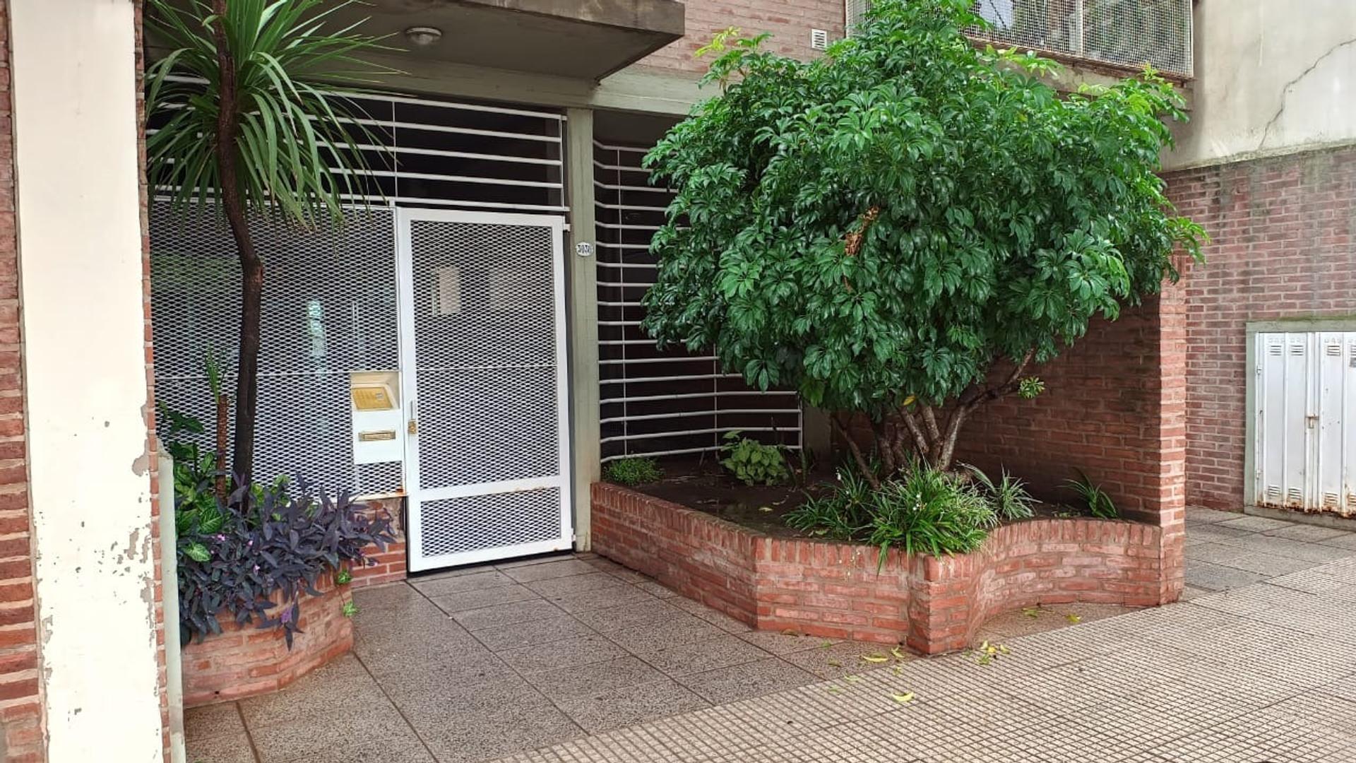 Luminoso monoambiente con balcon contrafrente