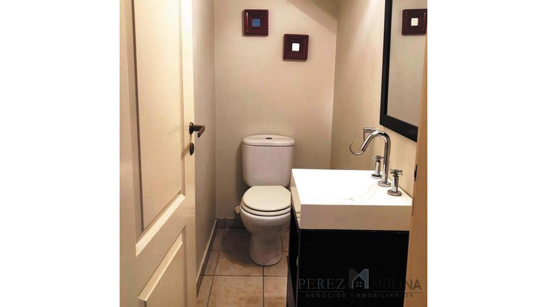 Casa 4 ambientes con 3 baños