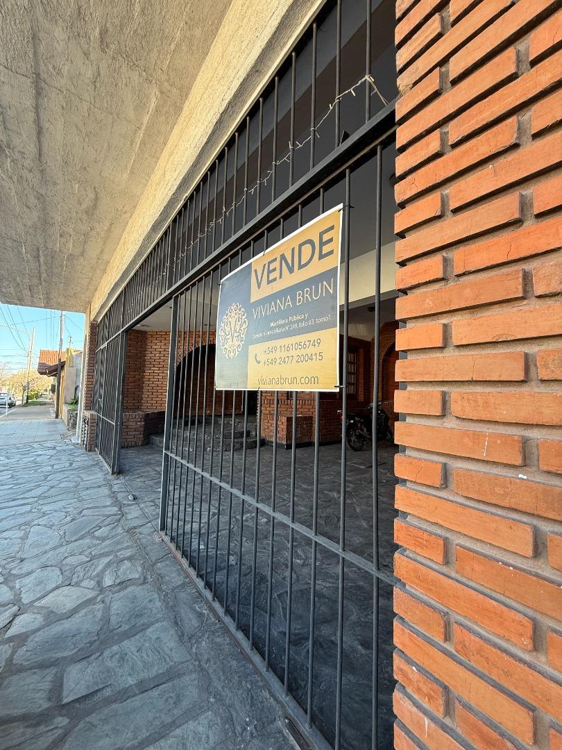 Importante casa a metros de Parque Begrano con pileta