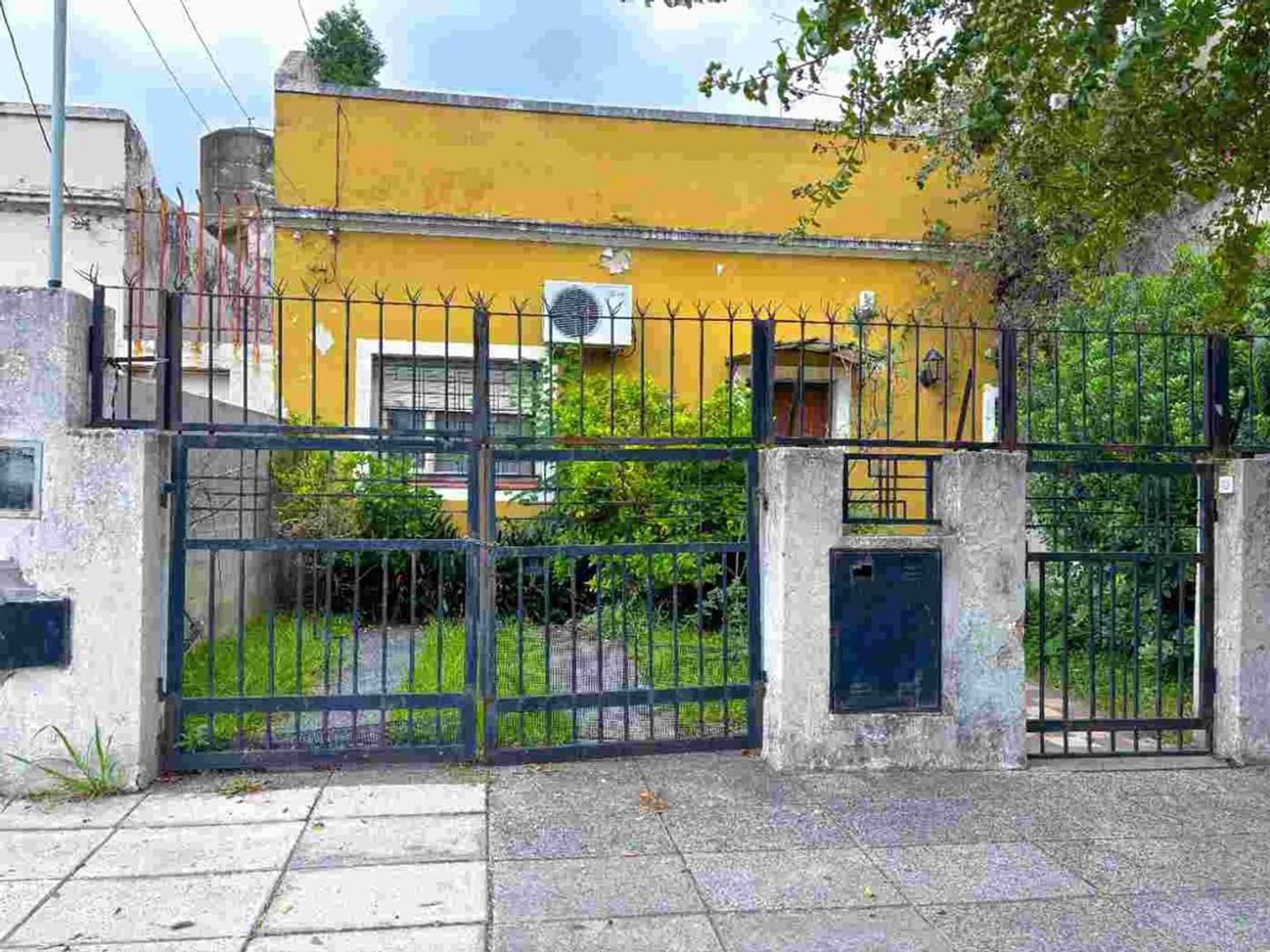 VENTA CASA JARDIN Y LOTE PROPIO EN VILLA LUGANO