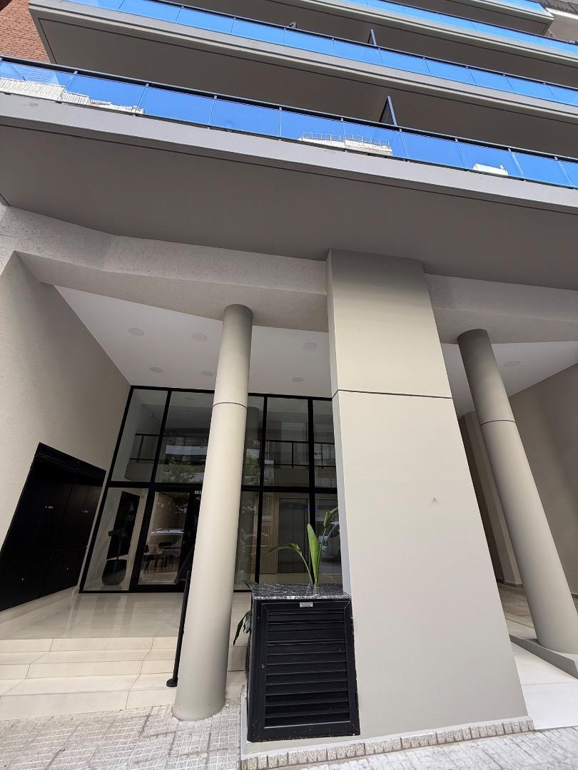 Amplio semipiso a estrenar con vista al río