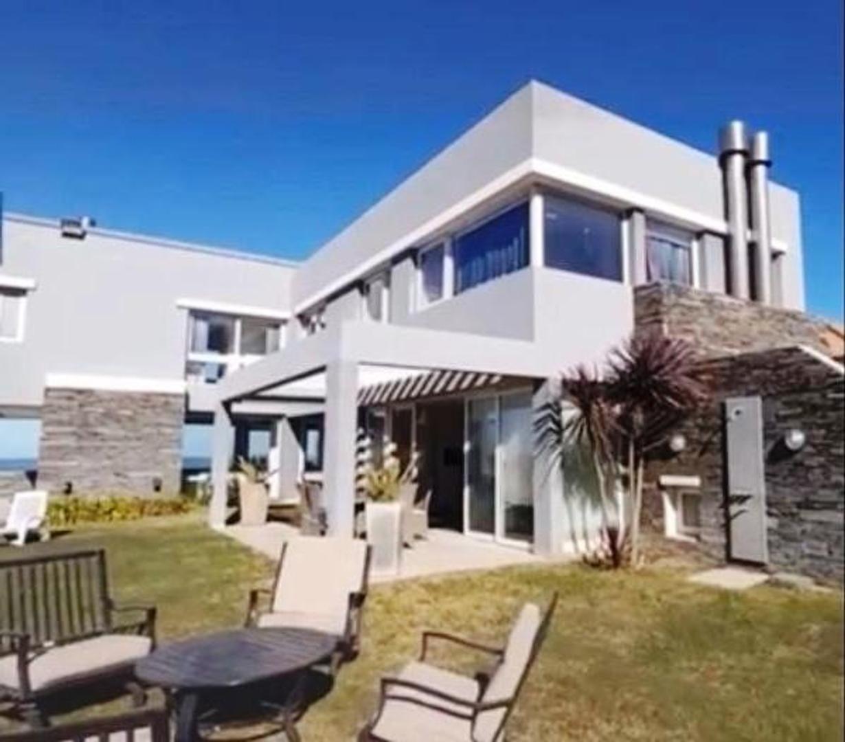 CASA DE  10 AMBIENTES EN FRENTE DEL MAR- PINAMAR- ALQUILER -