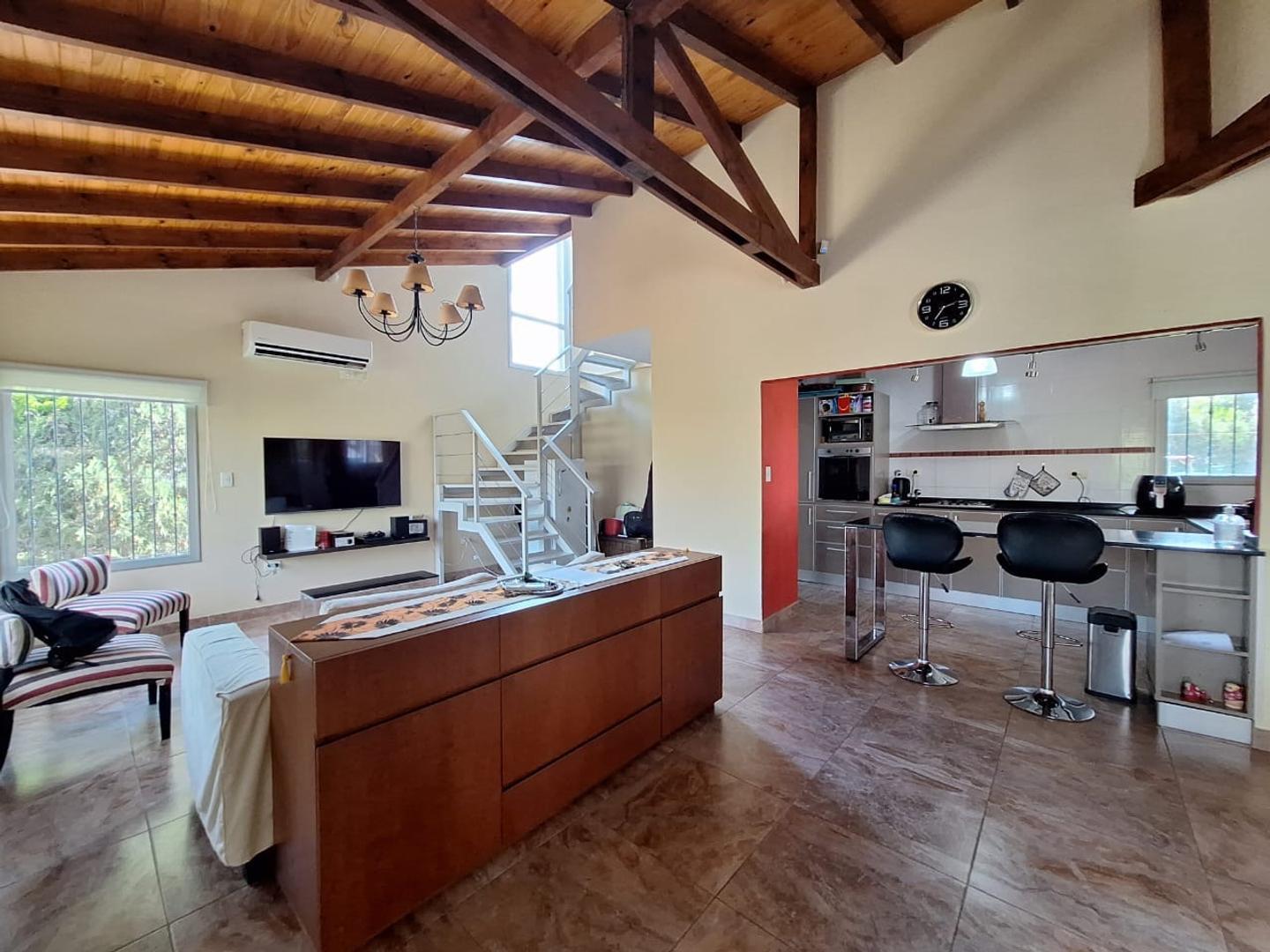 Casa 5 ambientes con 2 baños