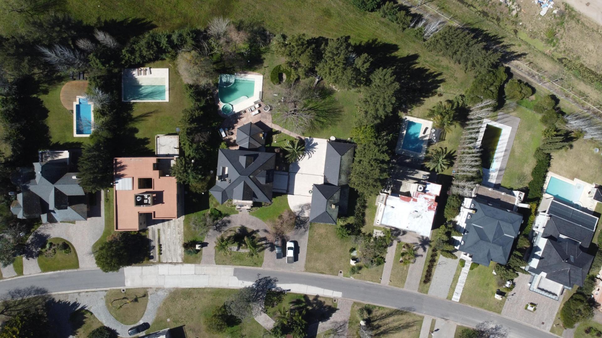 Casa en Alquiler con 5 cocheras