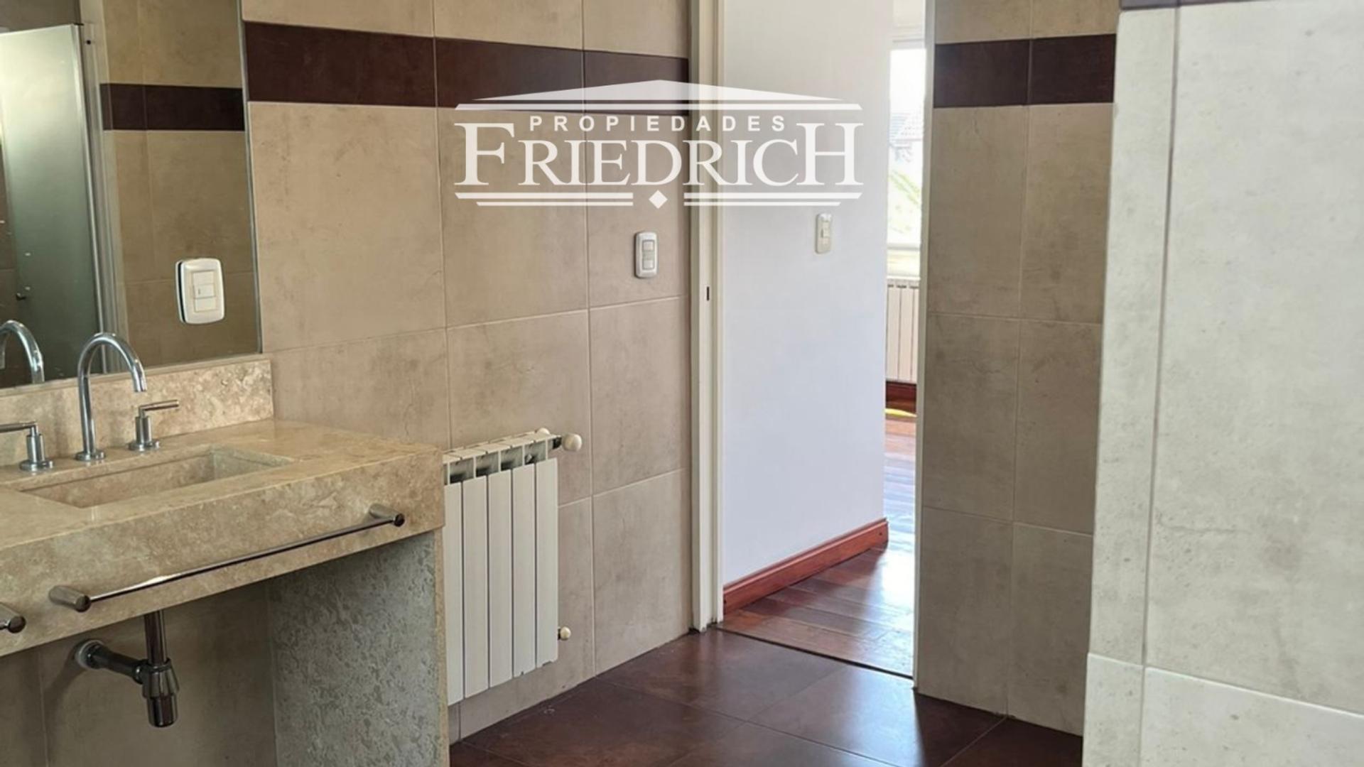 Casa en Alquiler con 5 cocheras