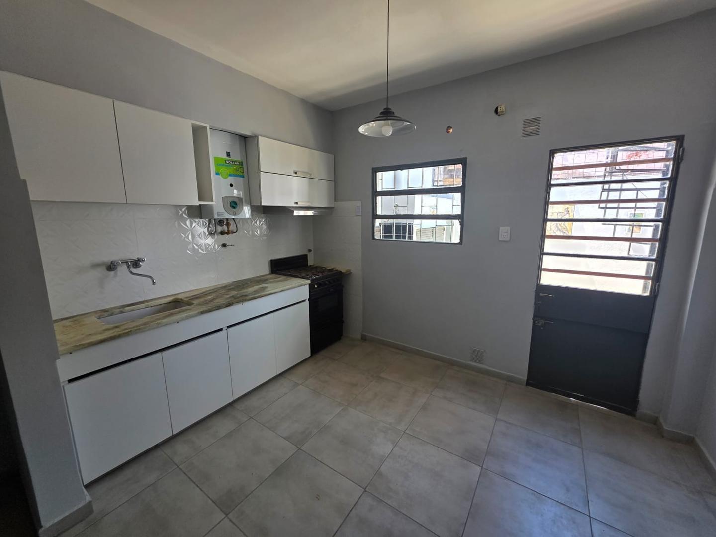 Pasaje Agente Ceferino Garcia 2100, Piso pb