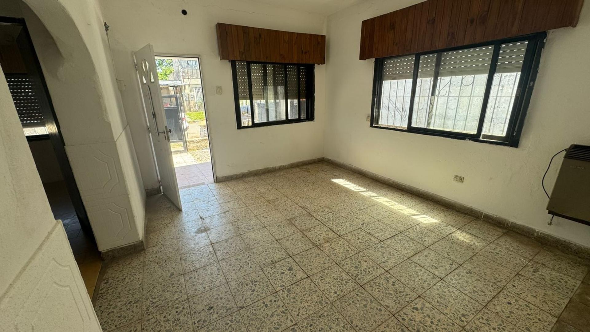 CASA EN ALQUILER - ADOLFO SOURDEAUX