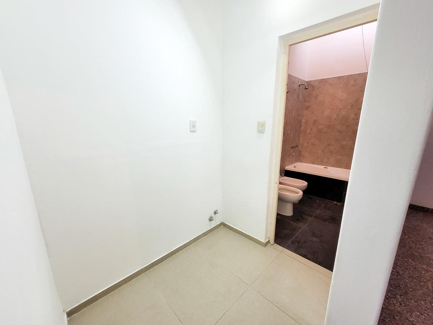 Venta Departamento de pasillo. Barrio España y Hospitales